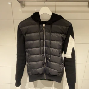 Moncler cardigan  - Säljer denna moncler cardigan då jag växt ur den, använd ett par gånger, inte de senaste året. Med en tår i ögat eftersom ja tycker den är otroligt snygg och bekväm har inte kvitto men äkthetsbevis ser ni på en av bilderna, hör gärna av er vid frågor eller funderingar!