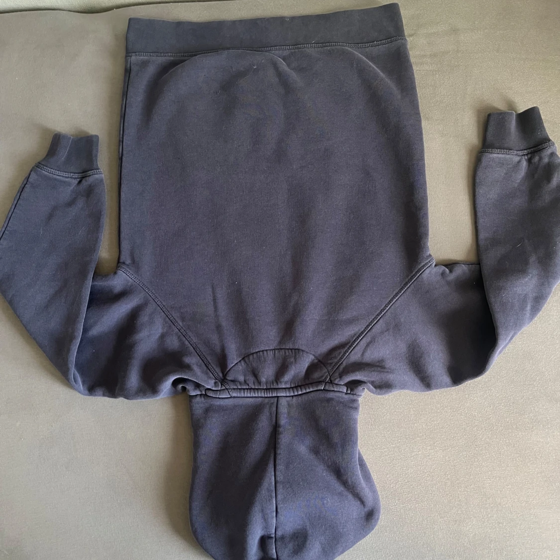 Mörkblå hoodie från GANT - 2