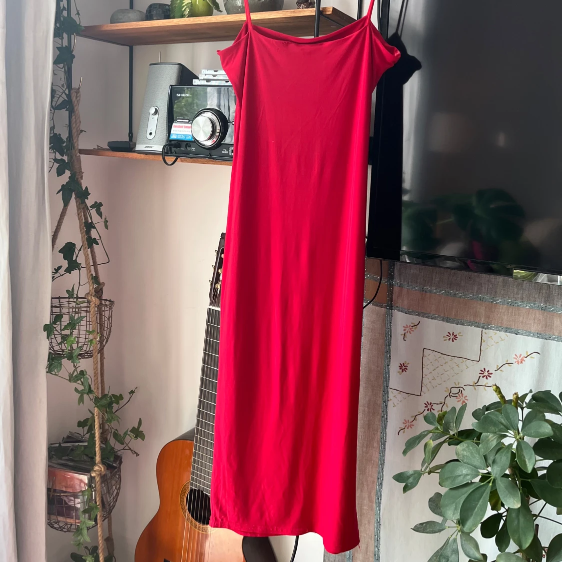 Röd långklänning med smala axelband - 1