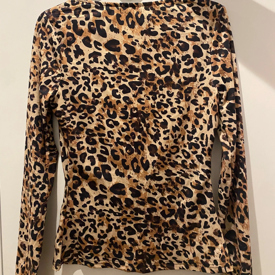 Leopardmönstrad långärmad topp - 1