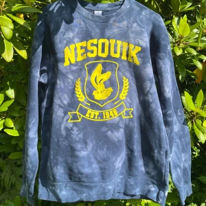 Tye dye Nesquik-sweatshirt - Mörkblå Tye dye-tröja med Nesquik-tryck