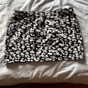 Leopardmönstrad kortkjol från H&M - Säljer en svartvit leopardmönstrad kortkjol från H&M i storlek 36. Materialet är jeans men ytterst lite tunnare, säljer pga för liten 💞