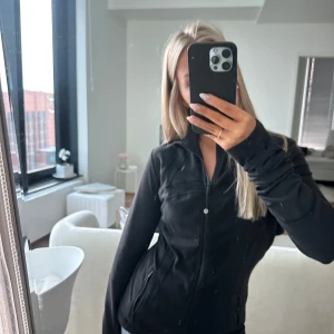 Svart zip-jacka från Lululemon - Svart, figursydd jacka från Lululemon. storlek 8. i gott skick men lite luddigt