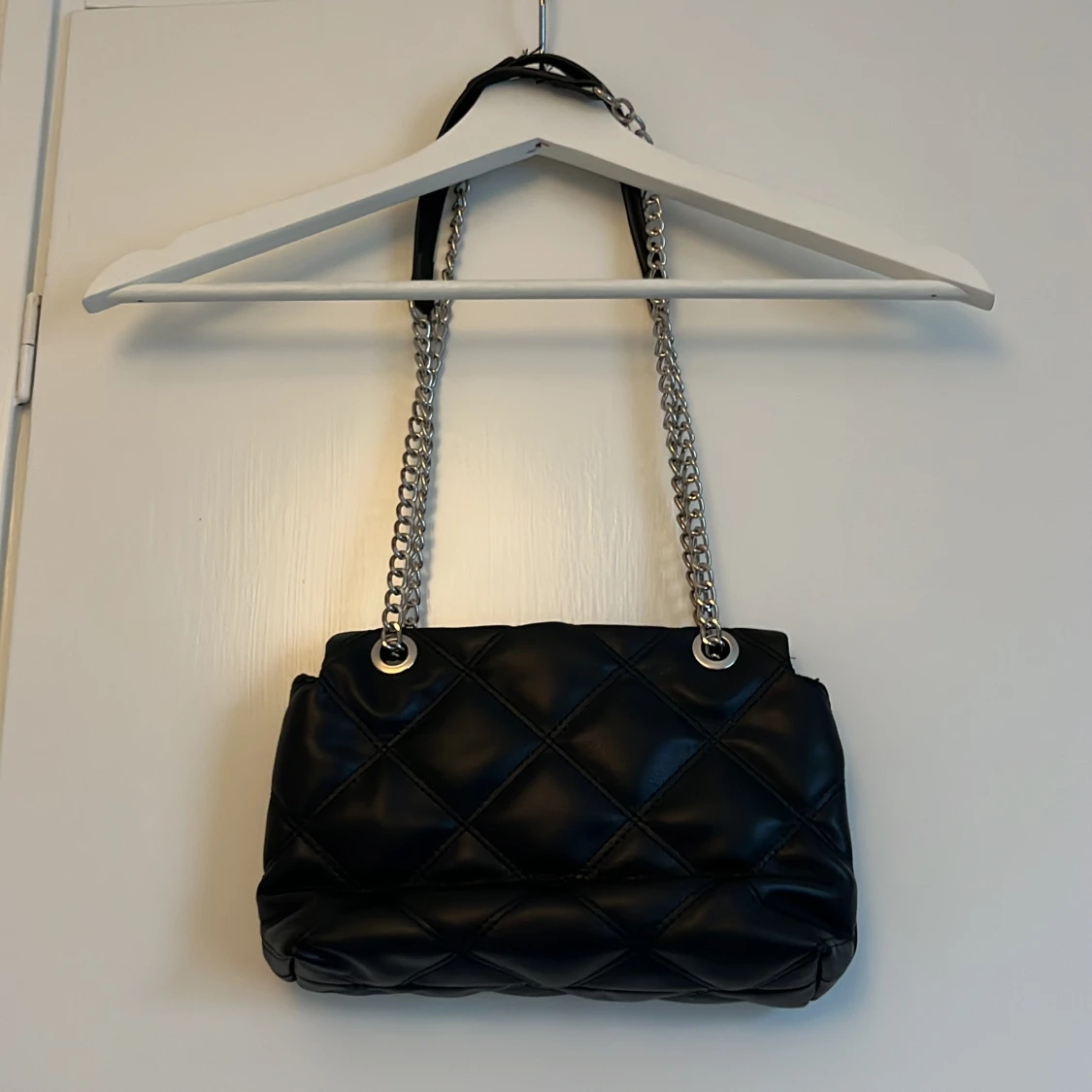 Svart quiltad axelväska med kedja - 1
