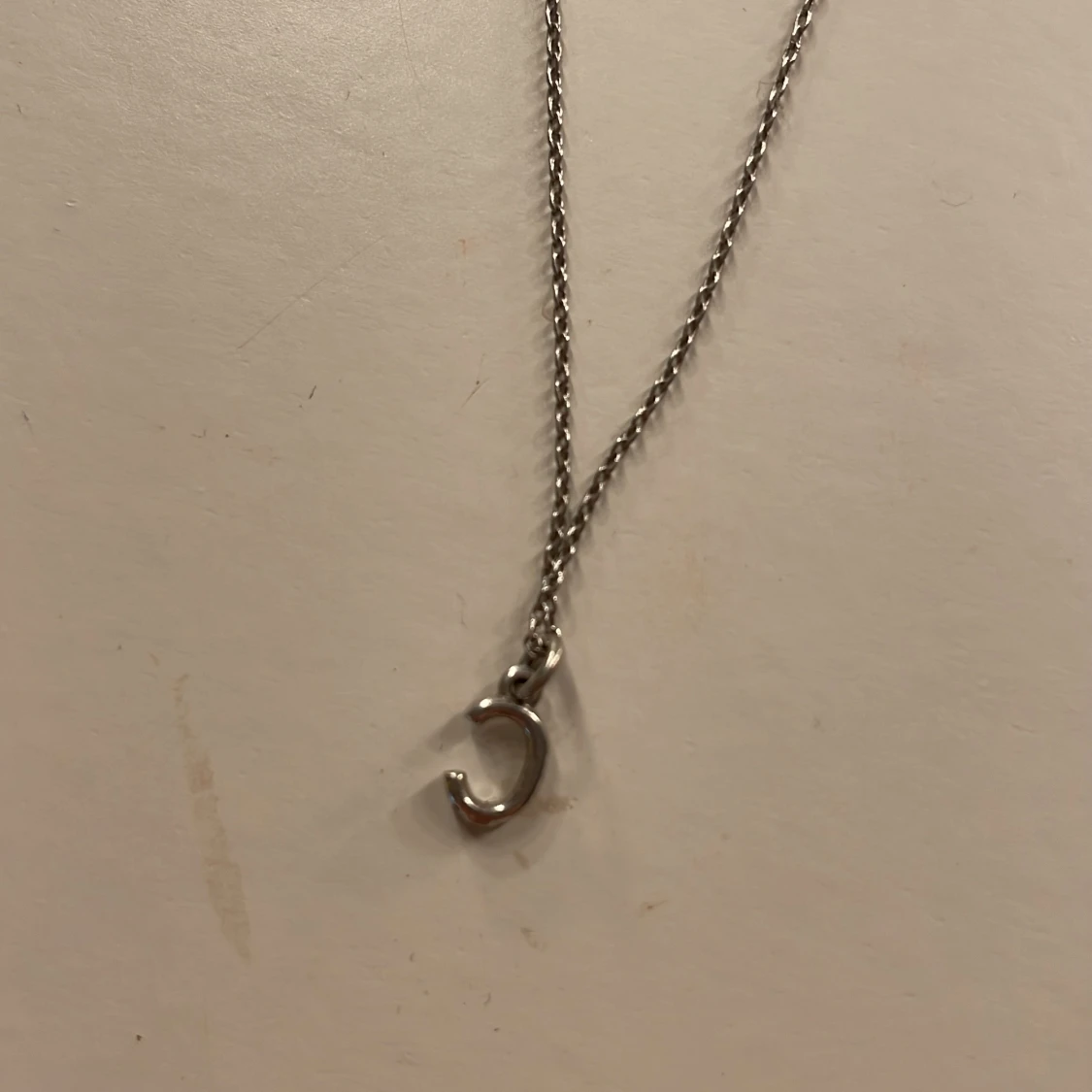 Silverhalsband med bokstaven C - 1
