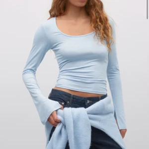 soft touch jersey top från Gina - Säljer så den inte riktigt passade mig i storleken, Lappen är avklippt men storleken är M. Orginalpris: 200kr men säljer för 60kr!💕