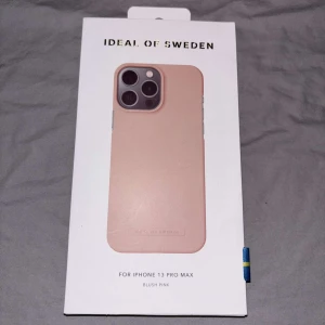 Iphone 13 pro max skal - Snyggt blush pink mobilskal till iPhone 13 Pro Max från iDeal of Sweden. Skalet har en stilren design i ljusrosa nyans. Perfekt för dig som vill ha ett trendigt och skyddande skal med exklusiv känsla. (Oöppnad)