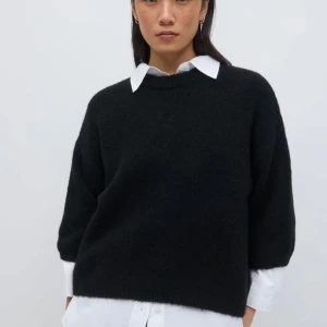 Stickad tröja - Svart stickad tröja från Ginatricot i modellen ”short knitted sleeve top” Strl XS (sitter lite oversized så passar som en S) aldrig kommit till användning!! (Nypris 299:-)