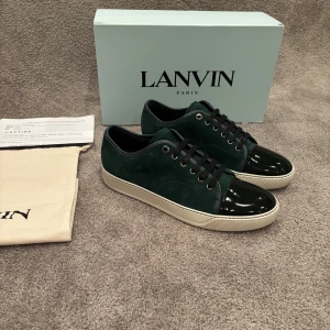 Lanvin Captoe  - Hej! Säljer nu dessa väldigt populära och eftertraktade lanvin skorna! Storlek UK 9 vilket motsvarar 43 i EU storlek!  Skick 9,5/10 (inprincip helt nya) OG tillkommer vid köp Ny pris= 5000 kr Säljs för= 3000 kr 