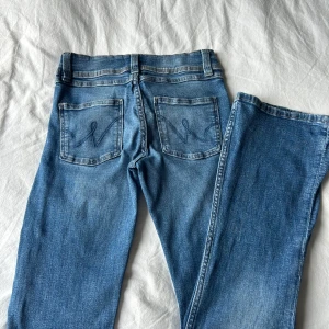 Blå bootcut jeans - Snygga blå utsvängda mid waist jeans från Gina med snygga detaljer på bakfickorna. Har använts ett par gånger men säljer dom nu då dom inte kommer till användning längre. Skriv till mig för eventuella frågor eller fler bilder på💞💞