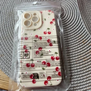 Krämfärgat mobilskal med körsbär - Köpt från SHEIN, aldrig använd så helt nytt