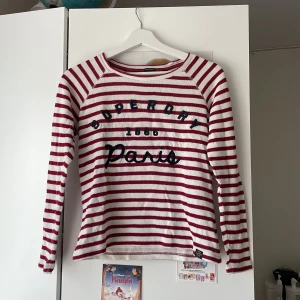 Randig långärmad tröja Superdry XS - Säljer en vit och röd långärmad tröja från Superdry. Tröjan har ett klassiskt randigt mönster och rund hals. Det står på tröjan att det är storlek XS men passar även S och M beroende på hur man vill att den ska sitta❤️ 