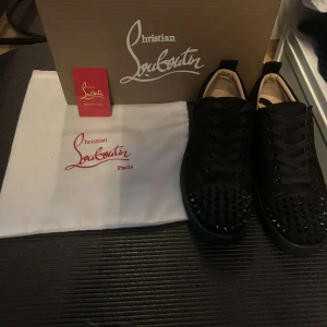 Svarta skor från Christian Louboutin - Säljer mina svarta skor från Christian Louboutin då dem inte kommer till användning längre använt dem ett fåtal gånger. Box,kvitto och dustbag medföljer