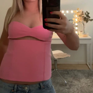 Topp - Säljer sjukt snygg rosa topp från Zara i storlek M