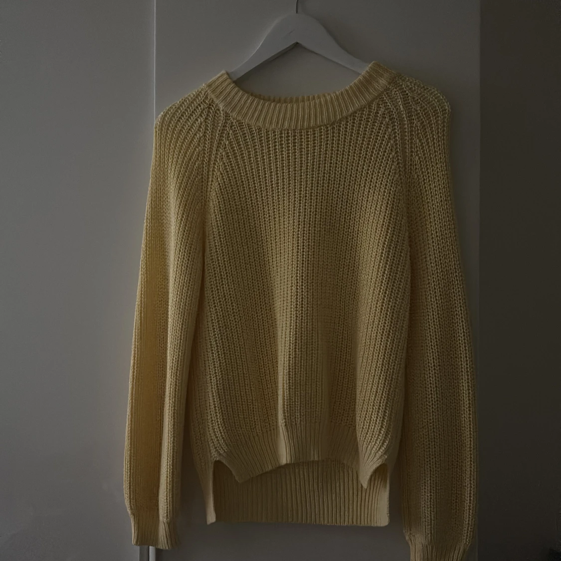 Gul stickad tröja från Lindex