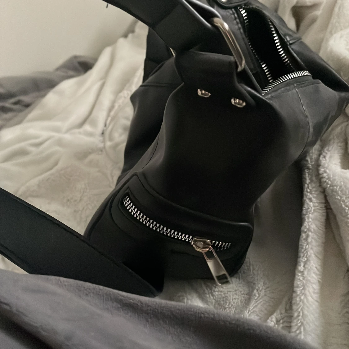 Svart axelväska i skinnimitation - 1