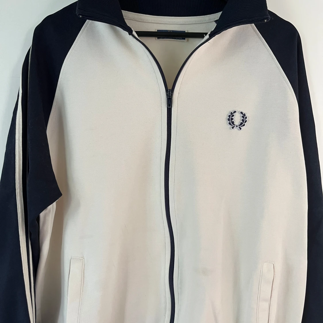 Vit och marinblå track jacket från Fred Perry - 1