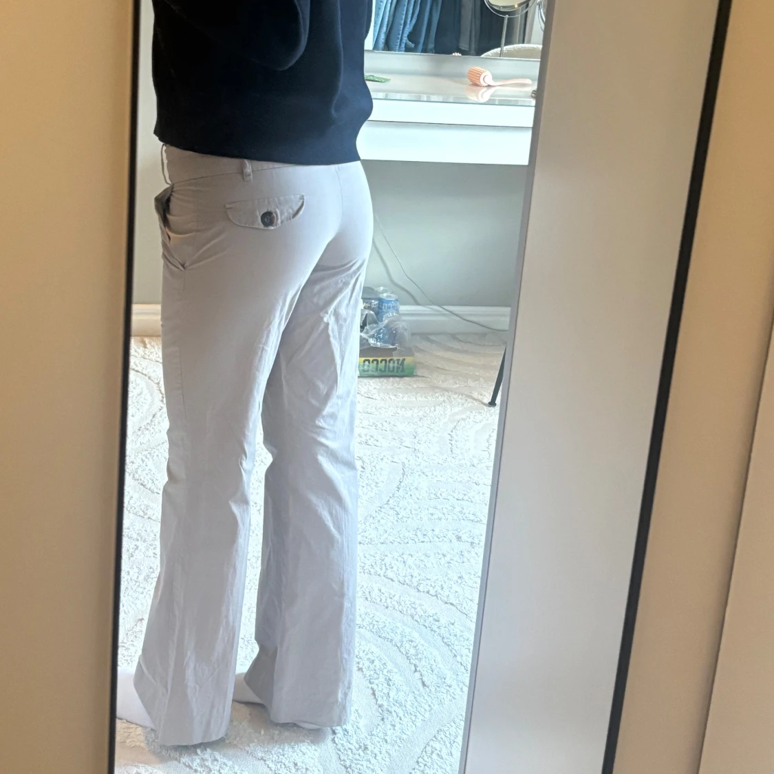 Lågmidjade beiga bootcut byxor med knappar - 1