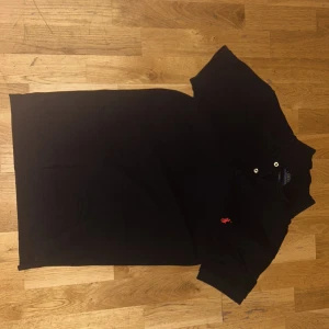 Polo raulph lauren picke’ - Mycket bra skick den är bara använd ett par gånger. Inga håll, ingen tappad färg eller urtvettad. 