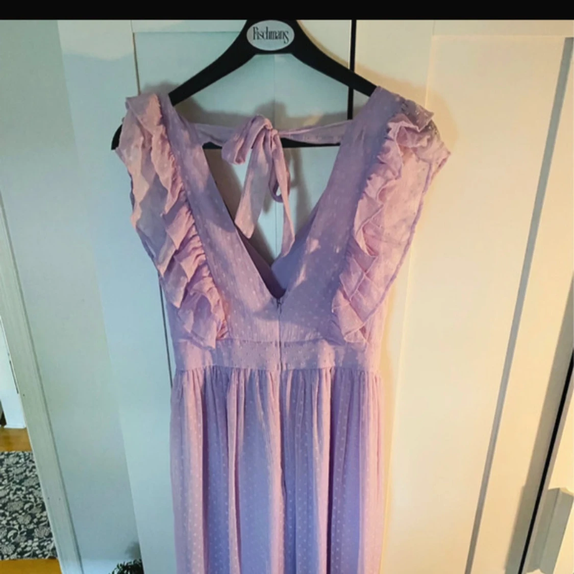 Ljuslila långklänning med volang och v-ringning - 1