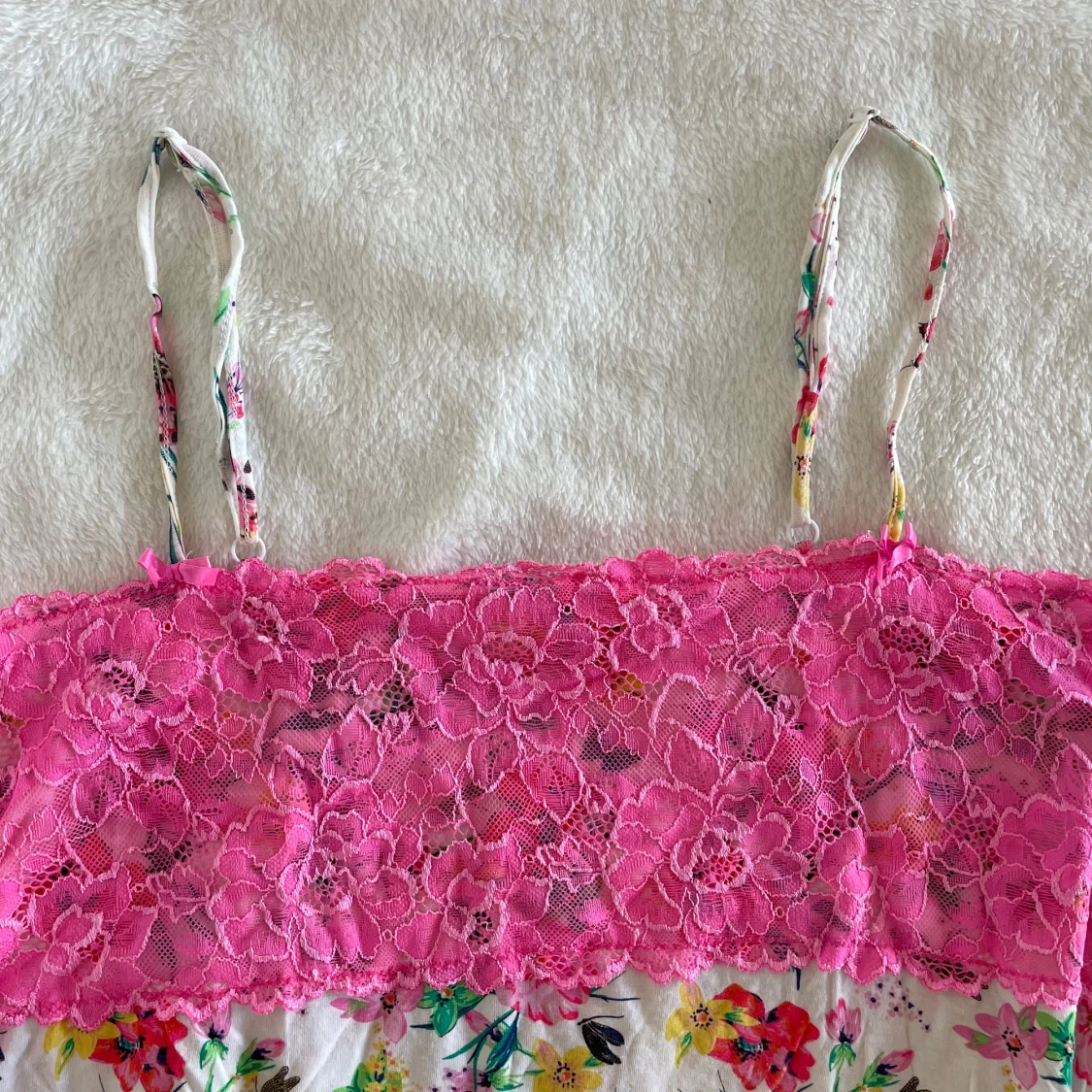 Blommig kortklänning med spets från Hunkemöller - 3