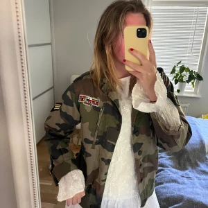 Militärjacka  - Använd en gång, i ett mycket fint skick. Köpt på en secondhandbutik som heter Pop Boutique, inget tydligt märke.