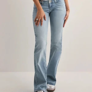Ljusblå bootcut jeans - Helt oandvända jeans från Nelly,    Kan byta mot dom gröna jeansen från Nelly 