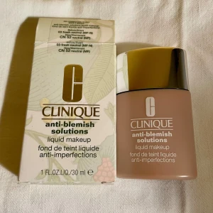 *NY*Clinique Anti-Blemish Solutions Liquid Makeup CN 52 Neutral - Flytande foundation från Clinique i nyansen CN 52 Neutral. Speciellt framtagen för att motverka och dölja blemmor och ojämnheter. Kommer i en beige plastflaska med silverfärgat lock, 30 ml. Oparfymerad och allergitestad.
