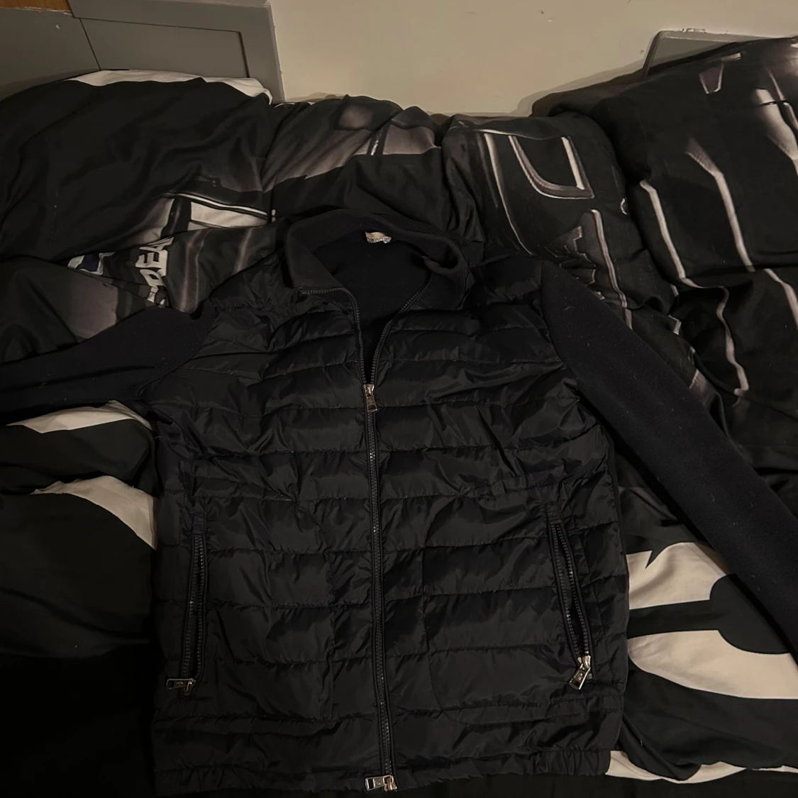 Svart dunväst med ärmar och dragkedja