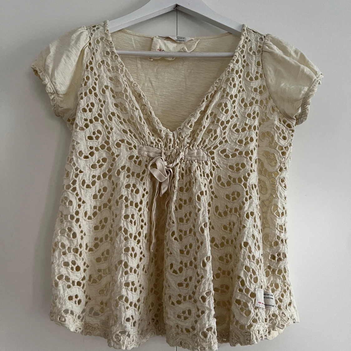 Beige spetsblus med rosett från Odd Molly - 1