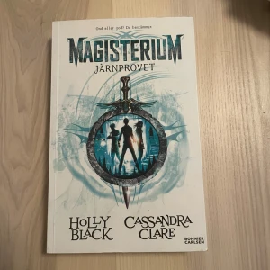 Magisterium: Järnprovet - Spännande fantasybok på svenska, skriven av Holly Black och Cassandra Clare. Första delen i Magisterium-serien, där vi får följa Callum och hans äventyr i en magisk värld. Perfekt för dig som gillar magi, mysterier och vänskap.