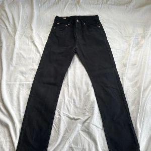 Svarta jeansbyxor Levis 501 W30 L34  - Snygga Levis 501 i svart färg,  väldigt bra skick och kostar endast 109 kr. Skriv om ni har några frågor eller funderingar!