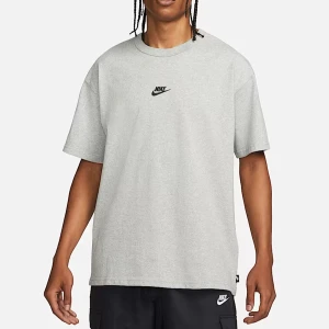 Ljusgrå t-shirt från Nike - Säljer en stilren ljusgrå t-shirt från Nike med liten svart logga på bröstet. T-shirten har en klassisk passform och rund halsringning. Perfekt för en avslappnad look.