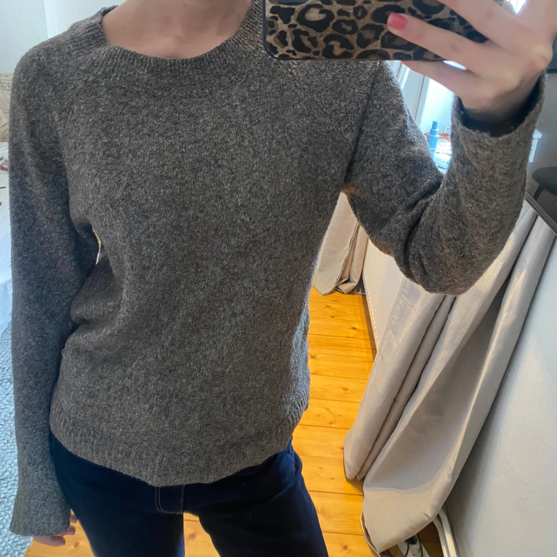 Grå stickad tröja med rund hals - 1