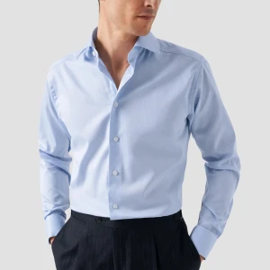 Ljusblå klassisk skjorta - Säljer en stilren ljusblå skjorta med klassisk krage och knäppning framtill. Skjortan har lång ärm och passar perfekt till både kostymbyxor och jeans. Enkel och tidlös design som funkar till många tillfällen.