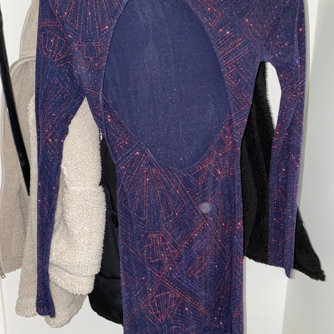 Mörkblå glittrig långklänning med öppen rygg - 3