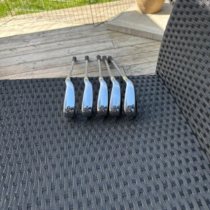 Golfklubbor-Cobra järnklubbor Air-x Ultralight Pw-6 - Säljer cobra järn klubbor som är väldigt lättspelade och har bra mycket bra skick, Perfekt för juniorer.