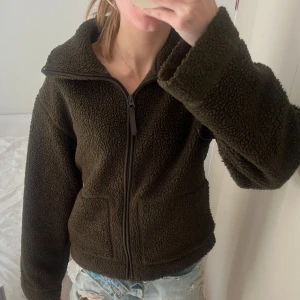 Mörkgrön teddyjacka  - Mysig mörkgrön teddyjacka från h&m!!🫶🫶