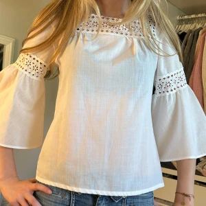 Supersöt blus  - Jättefin blus med broderade detaljer!!💕💕 står storlek M på blusen men skulle uppskatta den som XS och priset kan diskuteras!!