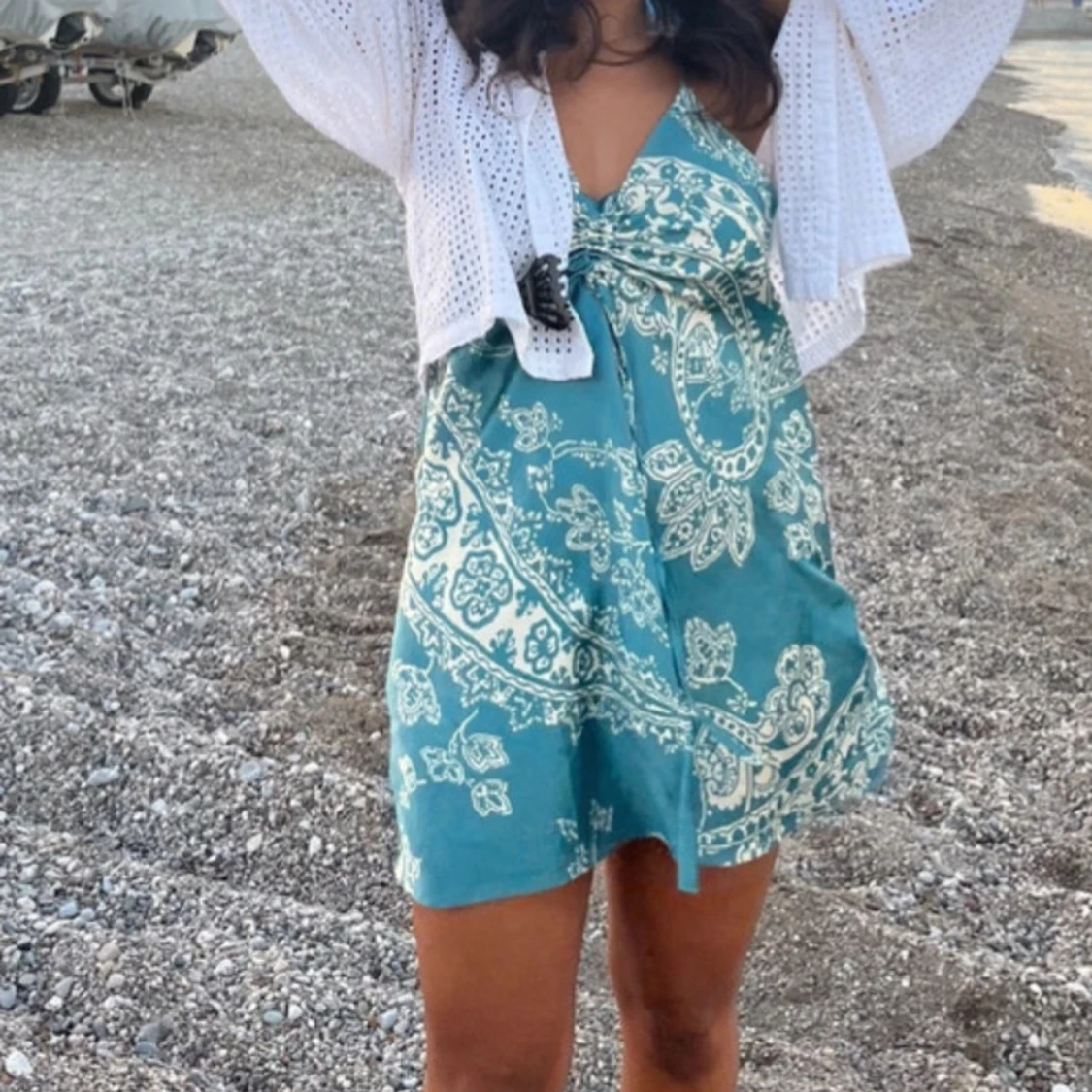 Turkos kortklänning med paisleymönster