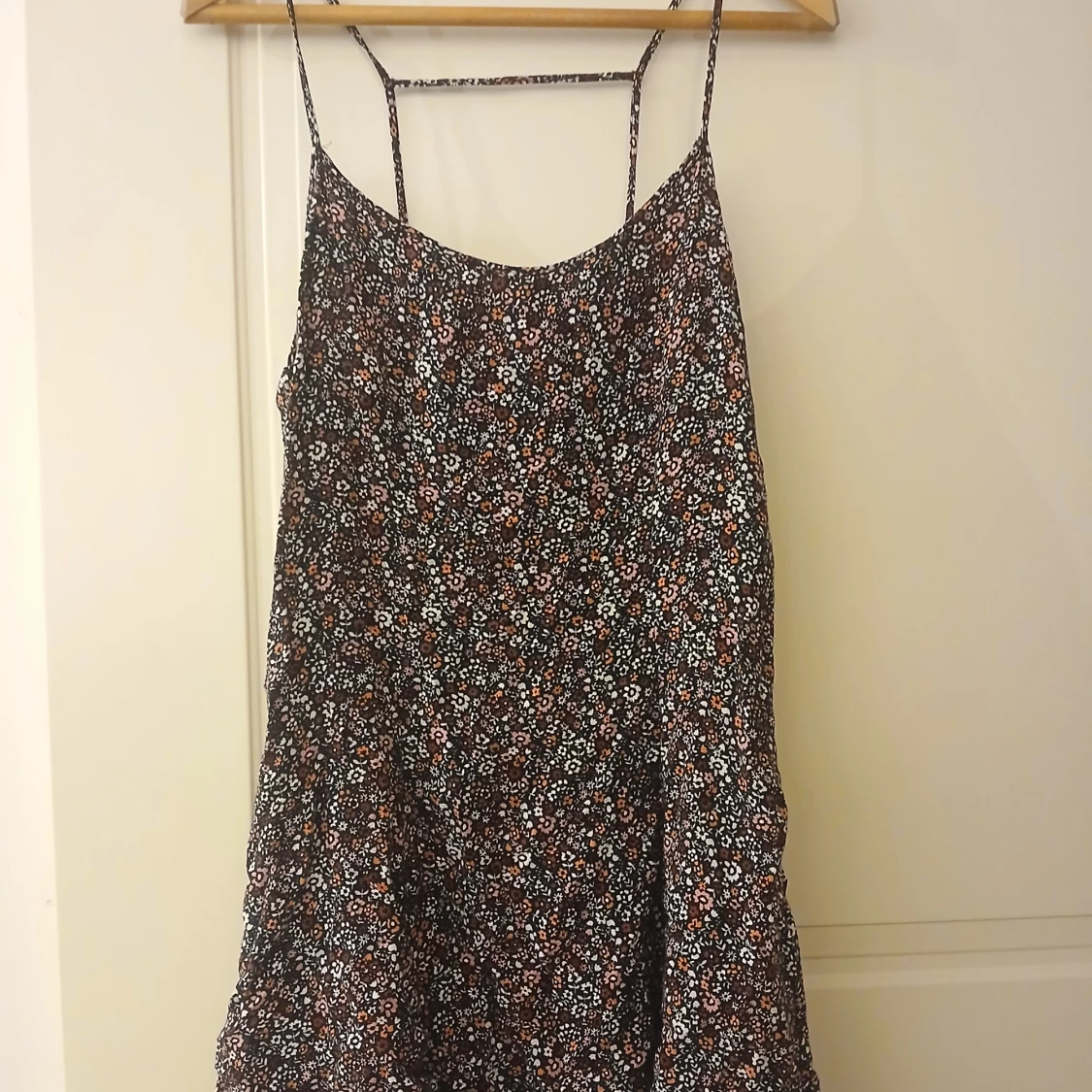 Blommig sommarklänning med smala axelband