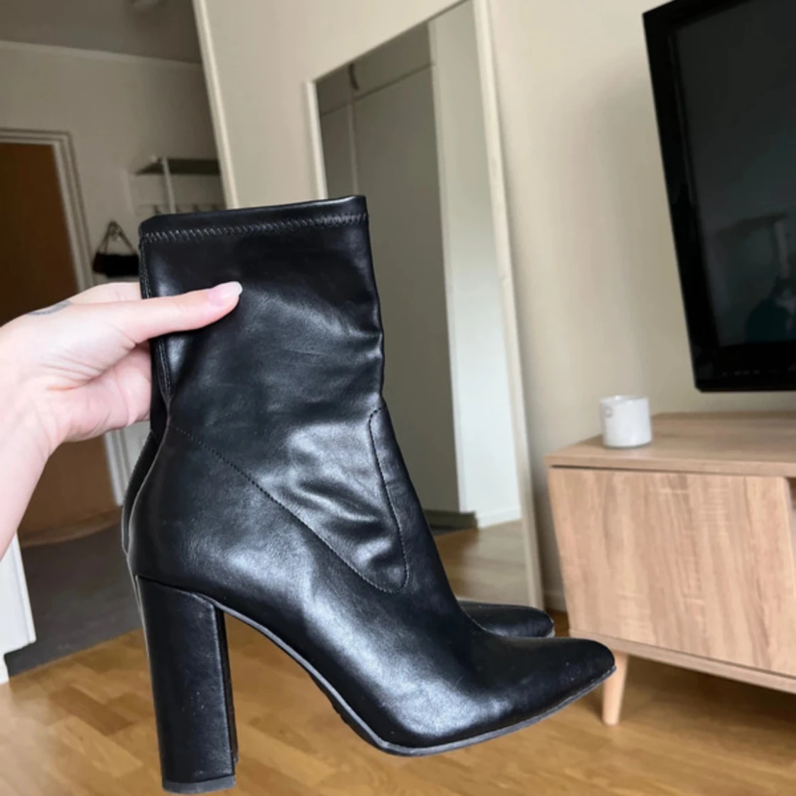 Svarta boots med klack och spetsig tå - 4