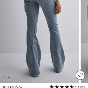 Blå bootcut jeans från True Religion - Snygga blå bootcut jeans från True Religion med låg midja. Jeansen har klassisk femficksdesign och ljus tvätt. 