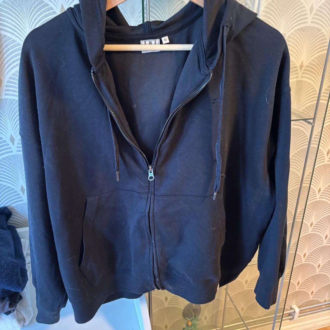 Svart hoodie med dragkedja