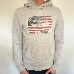 Ralph Lauren hoodie - Säljer nu min snygga gråa Ralph Lauren hoodie i storlek s modellen är 180cm. Väldigt bra skick. Hör av er om ni har fler frågor 