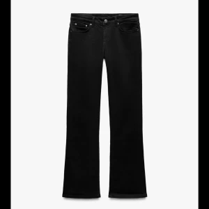 Svarta bootcut jeans från Zara - Knappt använda, dom är lågmidjade och i full length. Dom är köpta på zara och är knappt använd💕