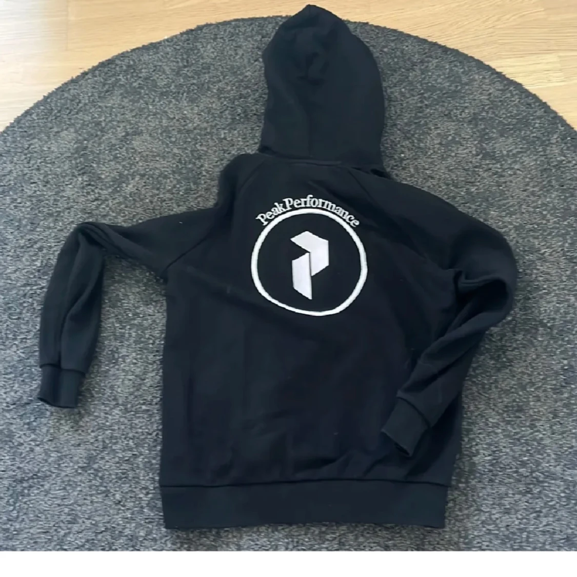 Svart hoodie från Peak Performance - 2