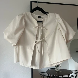Vit blus med puffärmar och knytning - Så fin vit blus, oanvänd 🤍