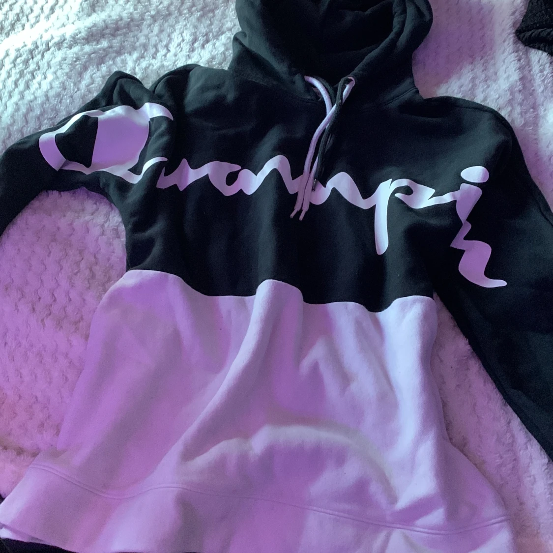 Svart och vit hoodie från Champion