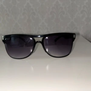 Ray-Ban - Feta Ray-Ban glasögon med svart/lila toning. Hör av er vid intresse. Kan gå ner i pris vid snabb affär!
